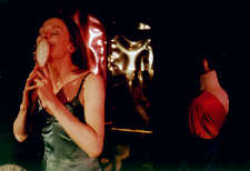 Nach der Show. Barbara kommt nach Hause