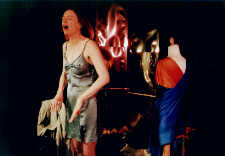 Nach der Show. Barbara kommt nach Hause